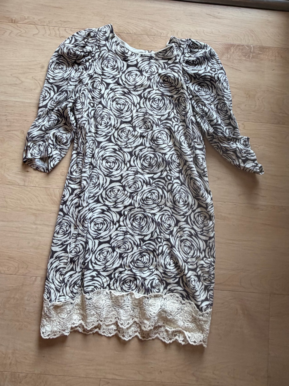 Floral Rose Print Lace-Hem Dress in Black & Cream